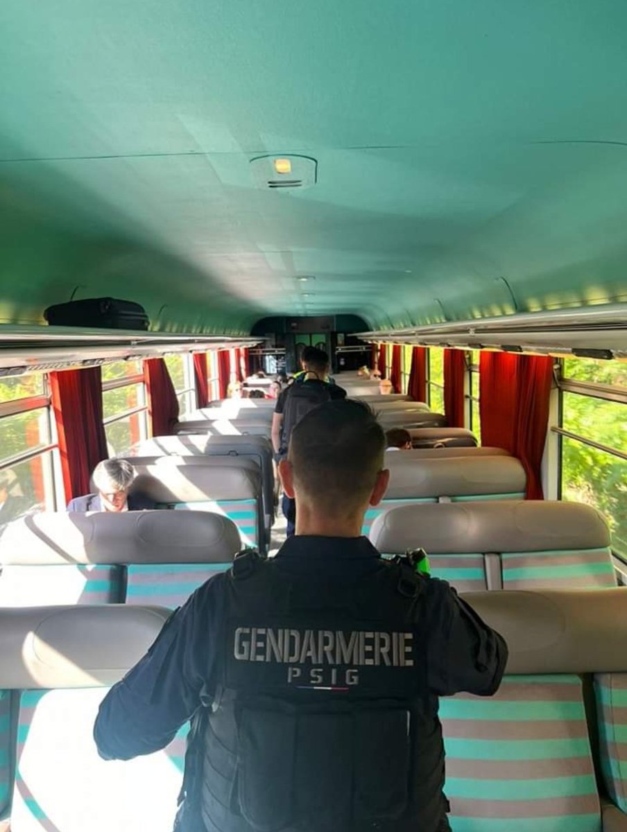 Gendarmerie_069's tweet photo. Sécurisation des transports
Le 19/09/2024, le PSIG de Sathonay-Camp accompagné du chien 🐕 sécurisent la ligne Lyon/Belleville.
Plusieurs infractions relevées pour détention de stupéfiants.
Numéro a retenir :
- 1️⃣7️⃣
- 3️⃣1️⃣1️⃣7️⃣ (police ferroviaire)
#Masecurite
#repondrepresent https://t.co/46uXUaXiAg
