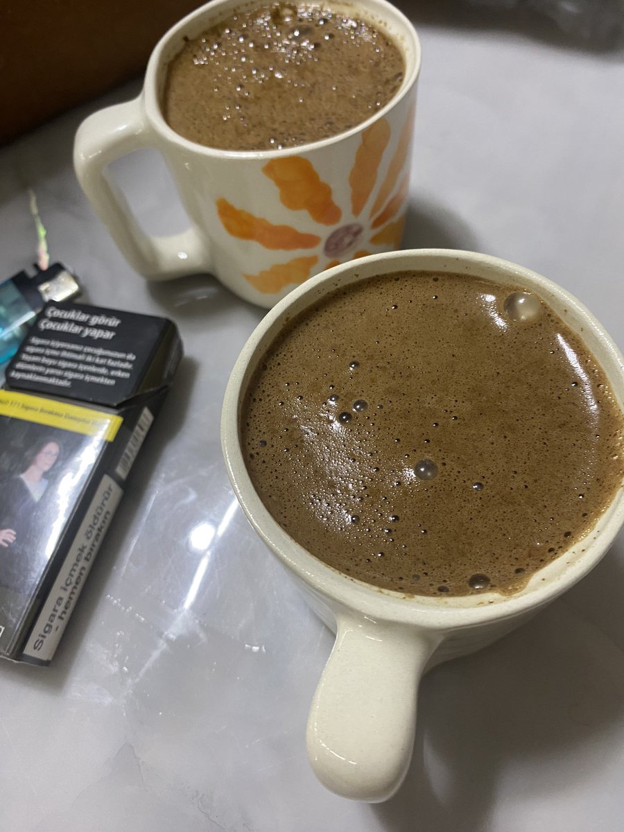 Bana evlilik nasıl diye sorulduğun da tek cevabım sevdiğiniz,sevildiğiniz biri ile olunca çok güzel diyorum mesela şu mutfak masasındaki içilen kahveyi ve edilen sohbeti hiç bir ortama değişmem.Velhasıl sevmek,sevilmek çok güzel 🤍