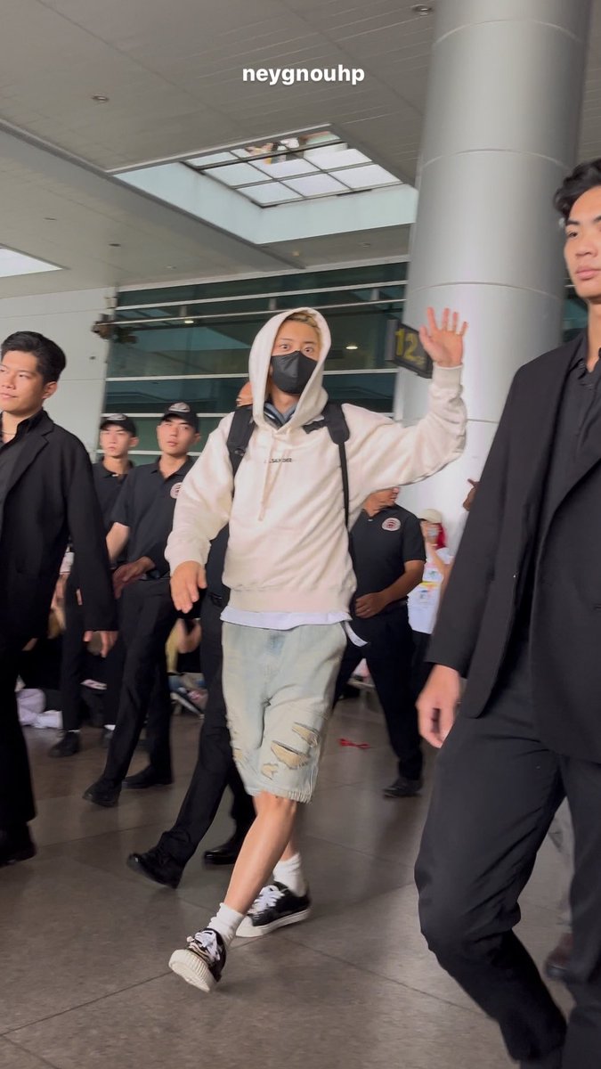 neygnouhpp's tweet photo. 너무 멋있어 🍒🍒
Đẹp trai quá anh uiiii

He so tall &amp; handsome 🥰🥰
#chanyeol #Veri #chanyeolbacktovietnam https://t.co/dv0zVf0cgY