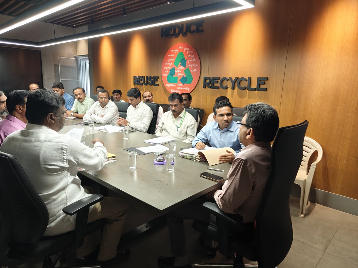 ಬಿಬಿಎಂಪಿ ವ್ಯಾಪ್ತಿಯಲ್ಲಿ ಚರ್ಮ ಕುಟೀರಗಳಿಗೆ ಸಂಬಂಧಿಸಿದಂತೆ ಇಂದು ಬಿಎಸ್‌ಡಬ್ಲ್ಯೂಎಂಎಲ್ ಕಛೇರಿಯಲ್ಲಿ ಸಭೆ ನಡೆಸಿ ಅಧಿಕಾರಿಗಳಿಗೆ ಅಗತ್ಯ ನಿರ್ದೇಶನಗಳನ್ನು ನೀಡಲಾಯಿತು.

ಈ ವೇಳೆ ಕಲ್ಯಾಣ ವಿಭಾಗದ ವಿಶೇಷ ಆಯುಕ್ತರಾದ ಸುರಳ್ಕರ್ ವಿಕಾಸ್ ಕಿಶೋರ್, ಎಲ್ಲಾ ವಲಯ ಜಂಟಿ ಆಯುಕ್ತರು, ಕಲ್ಯಾಣ ವಿಭಾಗದ ಅಧಿಕಾರಿಗಳು,