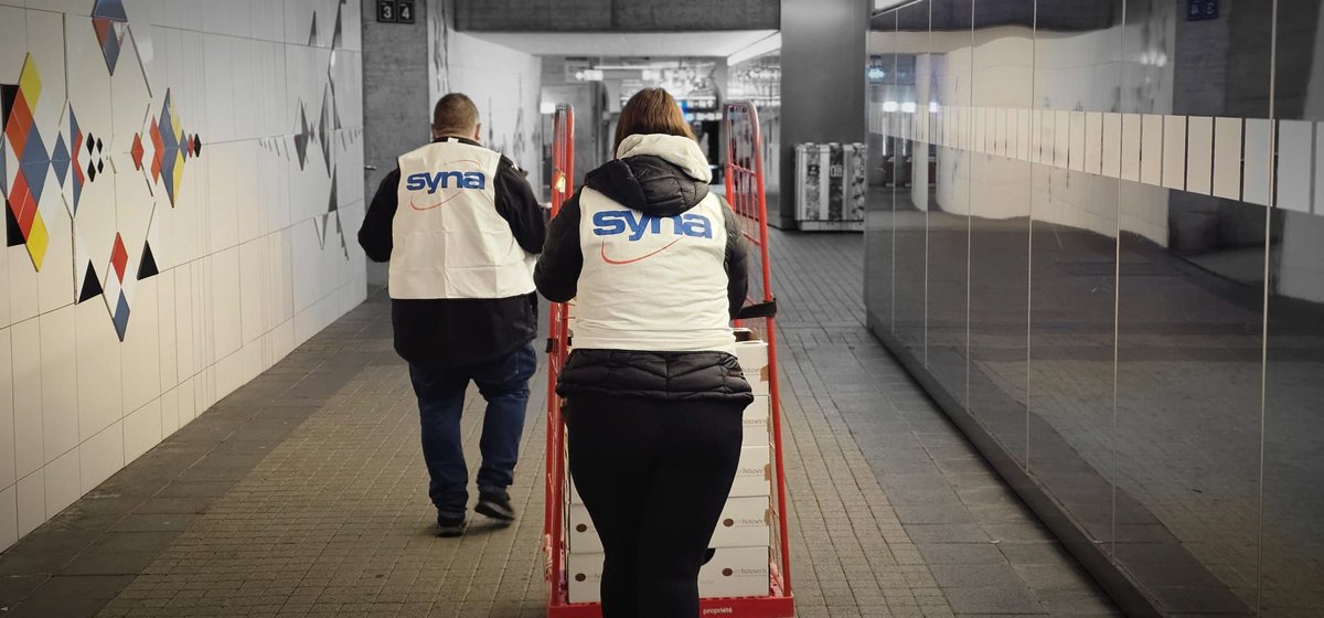 syna_ch's tweet photo. Ein erfolgreicher Tag für Syna im Oberwallis: 
"Unser Tag begann in Brig mit einer Gipfeli-Aktion. Gemeinsam konnten wir 600 Gipfeli an die Grenzgänger verteilen, gefolgt von weiteren Verteilungen auf den Baustellen." 
#SynaOberwallis #Teamwork #1Mai #GemeinsamStark https://t.co/XenPM1dJ7m
