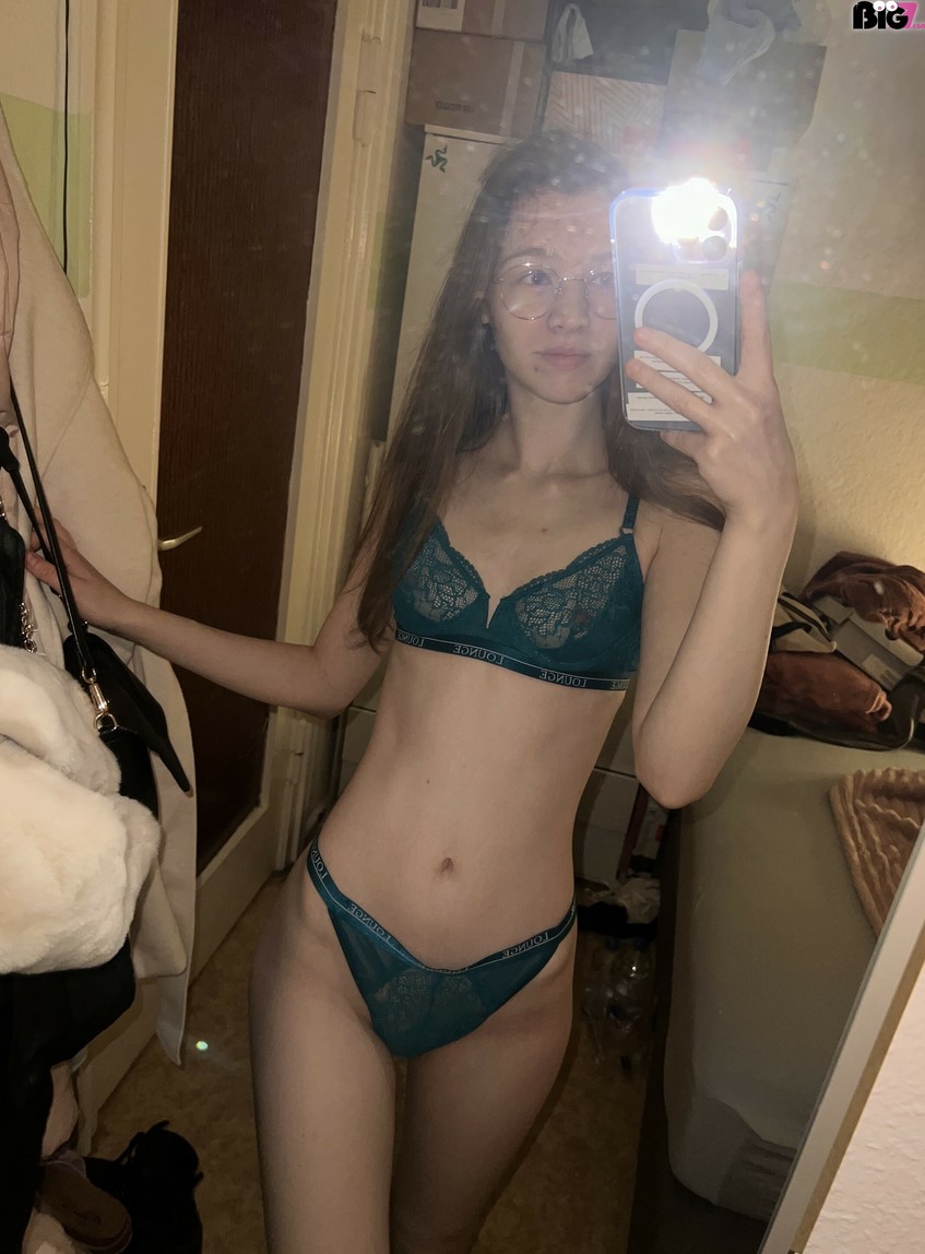 EmmiHill19's tweet photo. HOT = RETWEET 😇 https://t.co/3q82fXeOBl