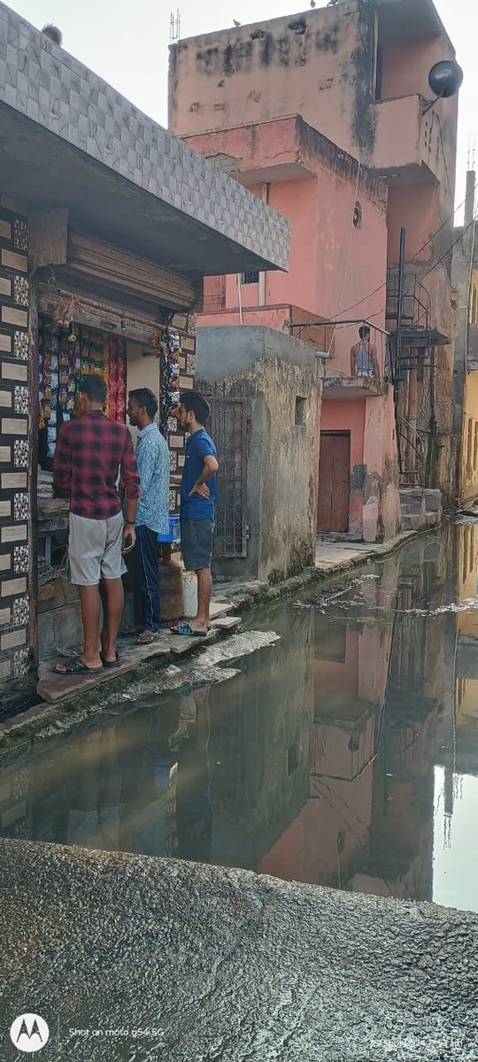 ManojGo30554728's tweet photo. भंगेल सालारपुर बाजार में हालात पूरी तरह खराब हो गए हैं हो गए हैं नोएडा विकास प्राधिकरण के अधिकारियों से भी कई बार निवेदन और मीटिंग करने का बावजूद भी कोई भी सुनवाई नहीं हो पा रही है रोज कुछ ना कुछ हादसे होते रहते हैं https://t.co/ctEr9gbAMy