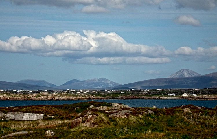 welovedonegal's tweet photo. Good #Friday morning from beautiful #Donegal 💚💛 

Today's #GoodMorning photograph is just some of the 'Hills of Donegal' taken from #Burtonport 

#Errigal #Muckish #Derryveagh 
#mountains #hills #clouds 
#Ireland . 
@ThePhotoHour https://t.co/Ia57NgpNgm