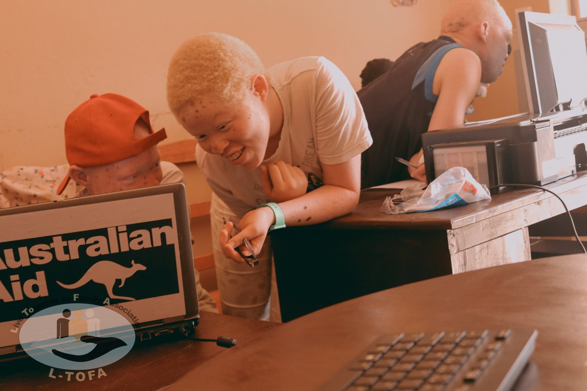 AusHCKenya's tweet image. 1 in 15 000 people in🌍are living with #albinism. 

To help young people access job opportunities in 🇧🇮, the Association Des Membres Volontaires Pour L'unité Au Burundiis upskilled 30 young people in Bujumbura with digital skills relevant for the workplace.

#DirectAidProgram