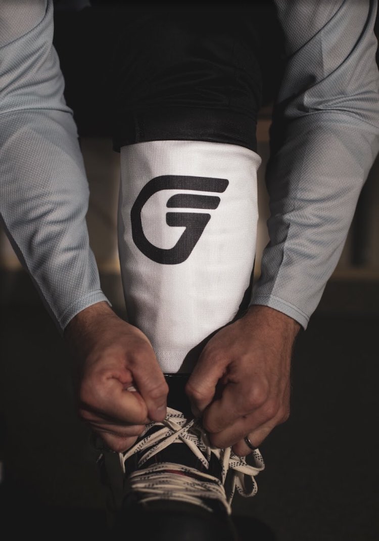 Snörar på skridskorna. På med hjälmen. Handskarna. Stegar ut mot isen. Första skären. 

Bandy ❤️