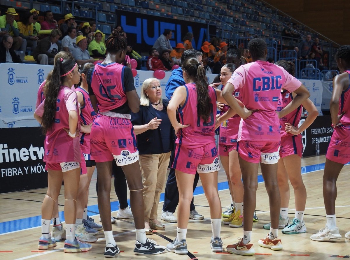 ¡Increíble la entrevista de <a href="/Barbara__Prieto/">Bárbara Prieto</a> a Begoña Santana, acompañada de <a href="/Contell23/">Claudia Contell</a> Y de <a href="/agosburi/">Agostina Burani</a>! 🙌 Refleja la pasión y el compromiso en Gran Canaria por el baloncesto femenino. 🏀✨ Es emocionante ver cómo se destaca la Paterna como un lugar emblemático, y la importancia