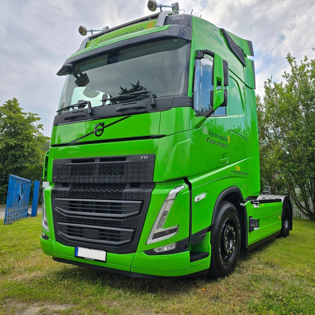 VolvoTrucks_de's tweet photo. DriverDAY 🚚
Schick uns gern dein Volvo Trucks Bild.

✨Volvo FH 4x2 für die Firma GS Agrarlogistik GmbH! 
📸 von Volvo Trucks Deutschland.

#volvotrucks #volvotrucksdeutschland #volvofhaero #auslieferung https://t.co/MIVBP0BHNF