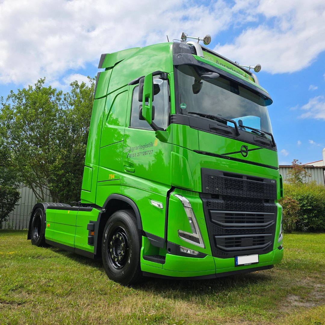 VolvoTrucks_de's tweet photo. DriverDAY 🚚
Schick uns gern dein Volvo Trucks Bild.

✨Volvo FH 4x2 für die Firma GS Agrarlogistik GmbH! 
📸 von Volvo Trucks Deutschland.

#volvotrucks #volvotrucksdeutschland #volvofhaero #auslieferung https://t.co/MIVBP0BHNF