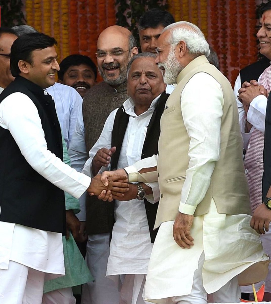 नेता जी को भारत रत्न, ट्रेंड कर रहा है।
इस माँग को मेरा समर्थन है।

गाँव देहात में एक अध्यापक पद से उठकर मुख्यमंत्री, रक्षामंत्री जैसे उच्च पद तक पहुँचना कोई छोटी बात नहीं।

यूपी का मुख्यमंत्री रहते हुए, मुझे बदायूँ व मुज़फ़्फ़रनगर ज़िले का कलेक्टर बनाया था।

चुनाव अचार संहिता के