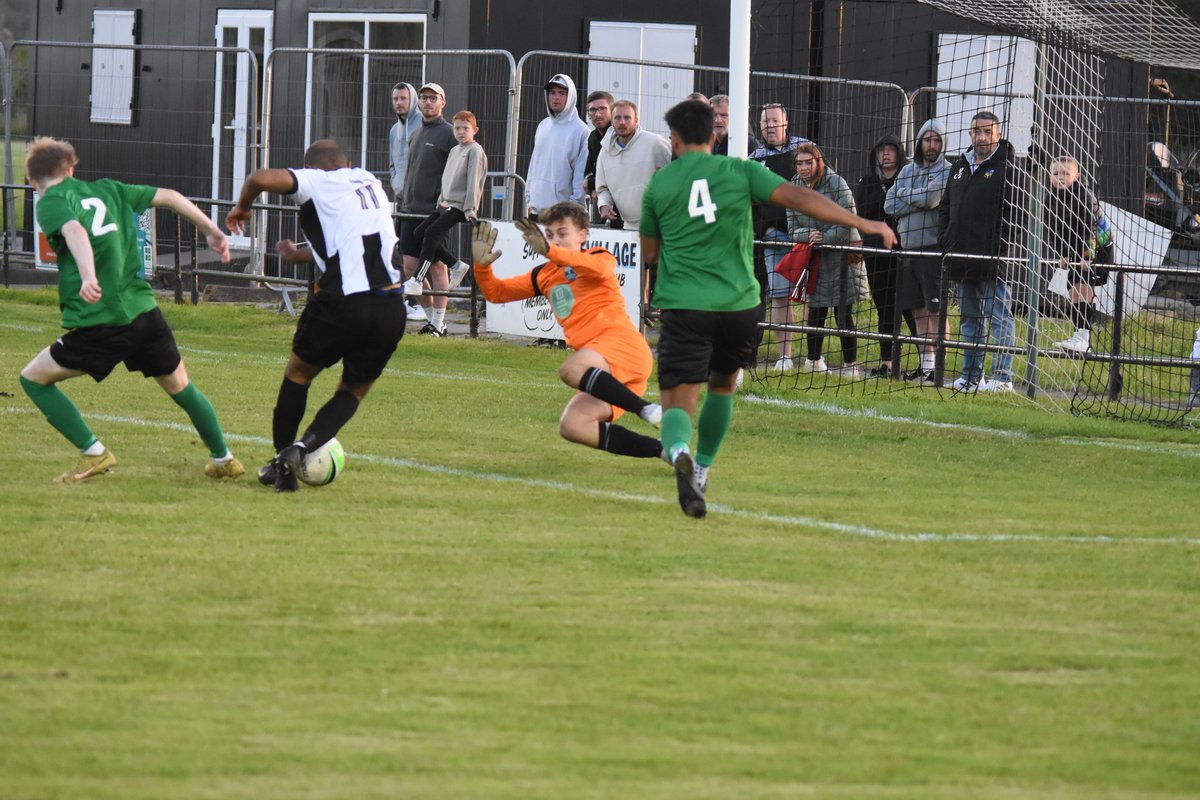 TheSnappyChapp1's tweet photo. #football #grassrootsfootball #sa4 @AllWalesSport @CymruFootB #swansea #Carmarthenshireleague #swansealeague #westwalesfootball https://t.co/5n4hOVsMhV
