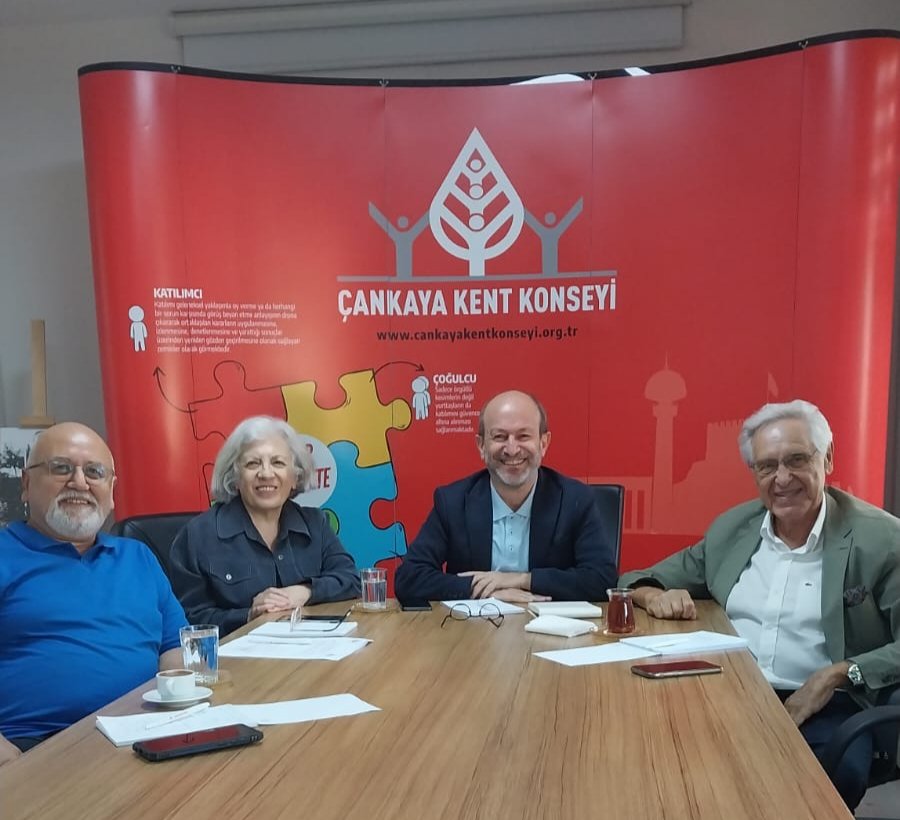 Çankaya Kent Konseyinin 12. Genel Kurulunda seçilen üyeleri Prof.Dr. Cemal Taluğ, Prof.Dr. Hayriye Erbaş, Prof.Dr. Ali Akın Akyol ÇKK başkanı Mustafa Coşar'la biraraya geldi.Kent Akademisi ve diğer çalışmaların kent yaşamına katkılarını çoğaltma konusunda fikirlerini paylaştılar