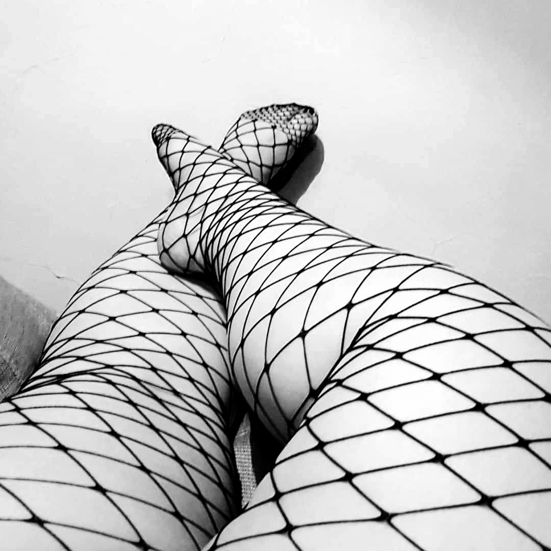 🖤Fishnet friday🖤
Maybe someone likes my short fat legs😜