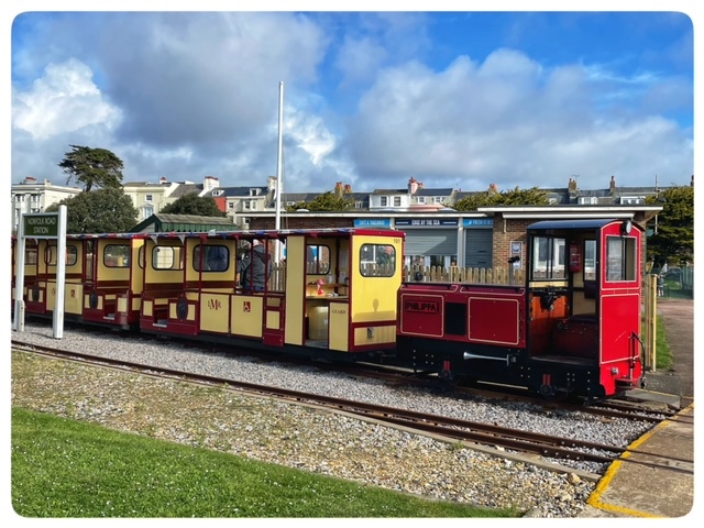 LhamptonMiniRly's tweet photo. Trains are running Sat 28th and Sun 29th Sept
1st train departs Mewsbrook Park 10:40am
1st train departs Norfolk Gardens 11am
Fares and alternative departure times can be found here: https://t.co/wkAv162Nav
All of course subject to weather and no technical issues
Give us a wave https://t.co/ACY4boV5p3