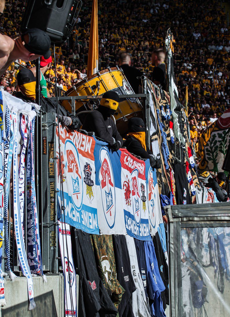 unserfussball's tweet photo. 📸 Photo du week-end dernier en 3. Liga !
Les Ultras du Dynamo Dresden montrent le drapeau de supporters de l’Hansa Rostock à l’envers ! #SGDFCH
ℹ️ @ultras1899_ https://t.co/Qtn1wZBZ3p