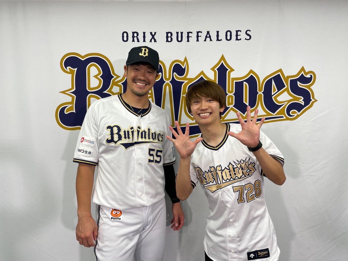 seyanen_mbs's tweet photo. ＼あす9/28(土)朝9:25〜 #せやねん! ／

今季限りで引退する
#オリックス #Bs2024
#Tー岡田 選手 #安達了一 選手の
引退セレモニーを密着取材したのは

💙#なにわ男子 #藤原丈一郎 さん💙

花束贈呈から💐
単独インタビューまで
涙の裏側🥹に密着しました

お見逃しなく!! https://t.co/pKW4V7ki6b
