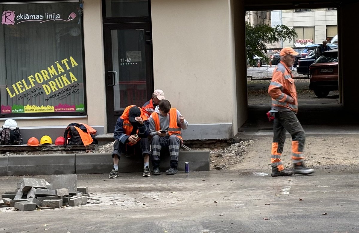 Ceļubūvē nevajag kā skolā? Ieviest kasti, kur audzēkņi saliek telefonus uz visu dienu. Šitā viņi jau trešo mēnesi brouzē, kamēr gandrīz pabeigta ir tikai viena ietve. #cēsuielasremonts