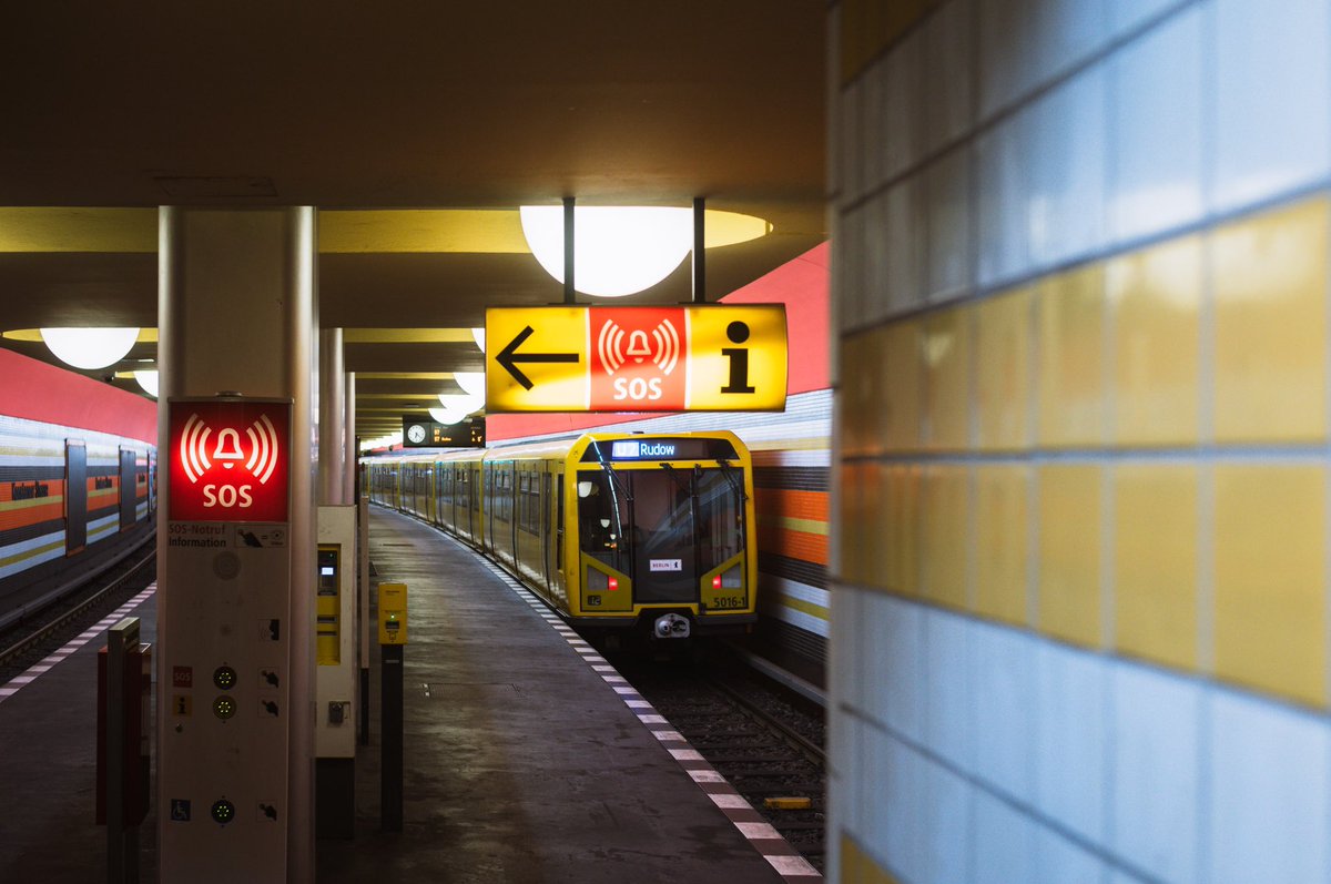 ベルリンの地下鉄で一生写真撮ってました。配色がたまらん。