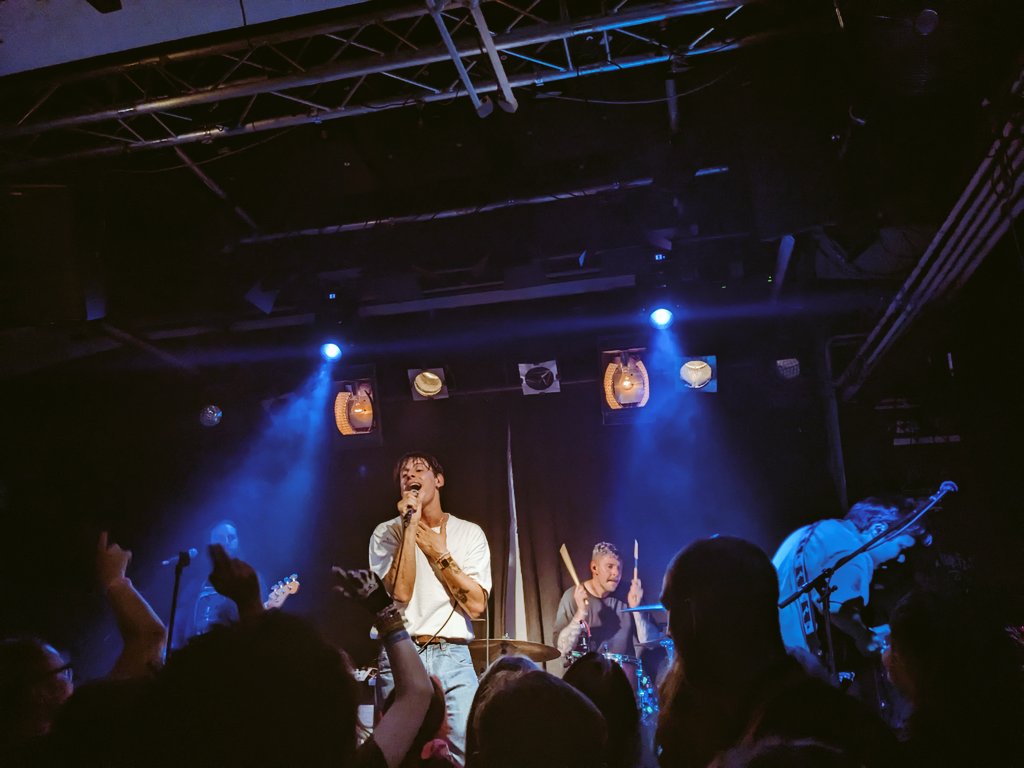 mrs_caffeine's tweet photo. we stan opening bands kicking ass and giving the performance their everything https://t.co/S65d6xXNMl