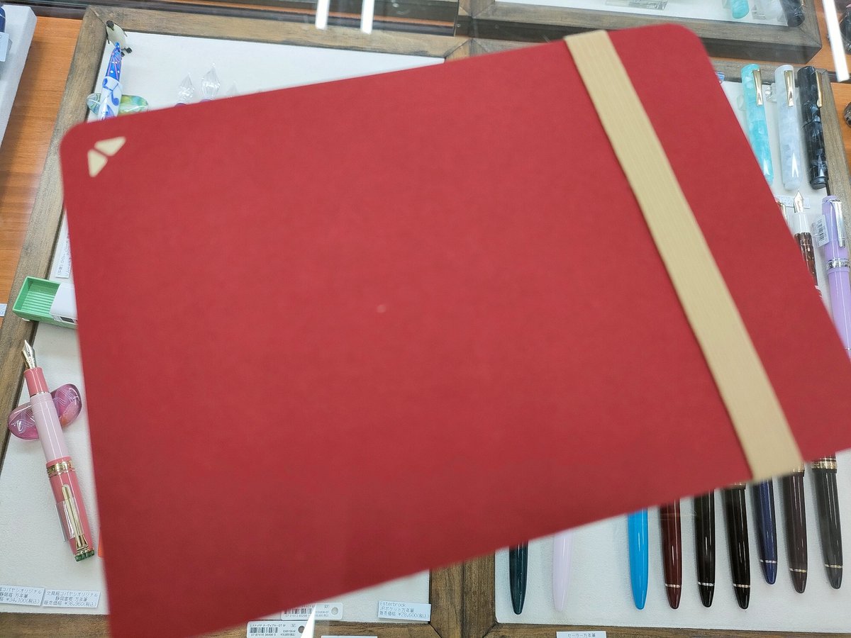 penshop_raku's tweet image. 渡邉製本さんの『yokobon（ヨコボン）スケッチノート』も入荷しました💕　中紙は弊店の試筆パッド『紙03』でご好評を頂いた『HSライトフォース』です😋
デザインがカワイイの。コレ😍　＃yokobonスケッチノート　＃渡邉製本