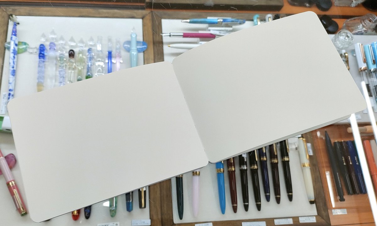 penshop_raku's tweet image. 渡邉製本さんの『yokobon（ヨコボン）スケッチノート』も入荷しました💕　中紙は弊店の試筆パッド『紙03』でご好評を頂いた『HSライトフォース』です😋
デザインがカワイイの。コレ😍　＃yokobonスケッチノート　＃渡邉製本