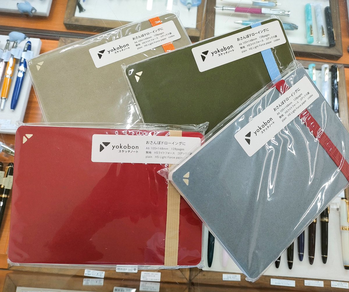 penshop_raku's tweet image. 渡邉製本さんの『yokobon（ヨコボン）スケッチノート』も入荷しました💕　中紙は弊店の試筆パッド『紙03』でご好評を頂いた『HSライトフォース』です😋
デザインがカワイイの。コレ😍　＃yokobonスケッチノート　＃渡邉製本