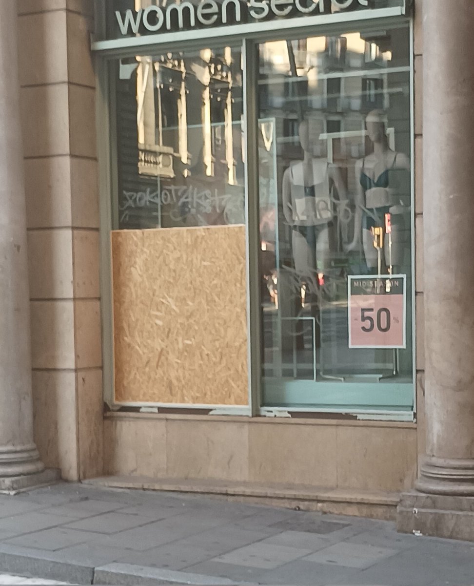 La4tu's tweet image. Quines decoracions tenen els comerços.

Panells de fusta enlloc de vidre.

#ravalabandonat al carrer Gravina

Algú amb ganes de crear el #comerçdestrossatdiari??