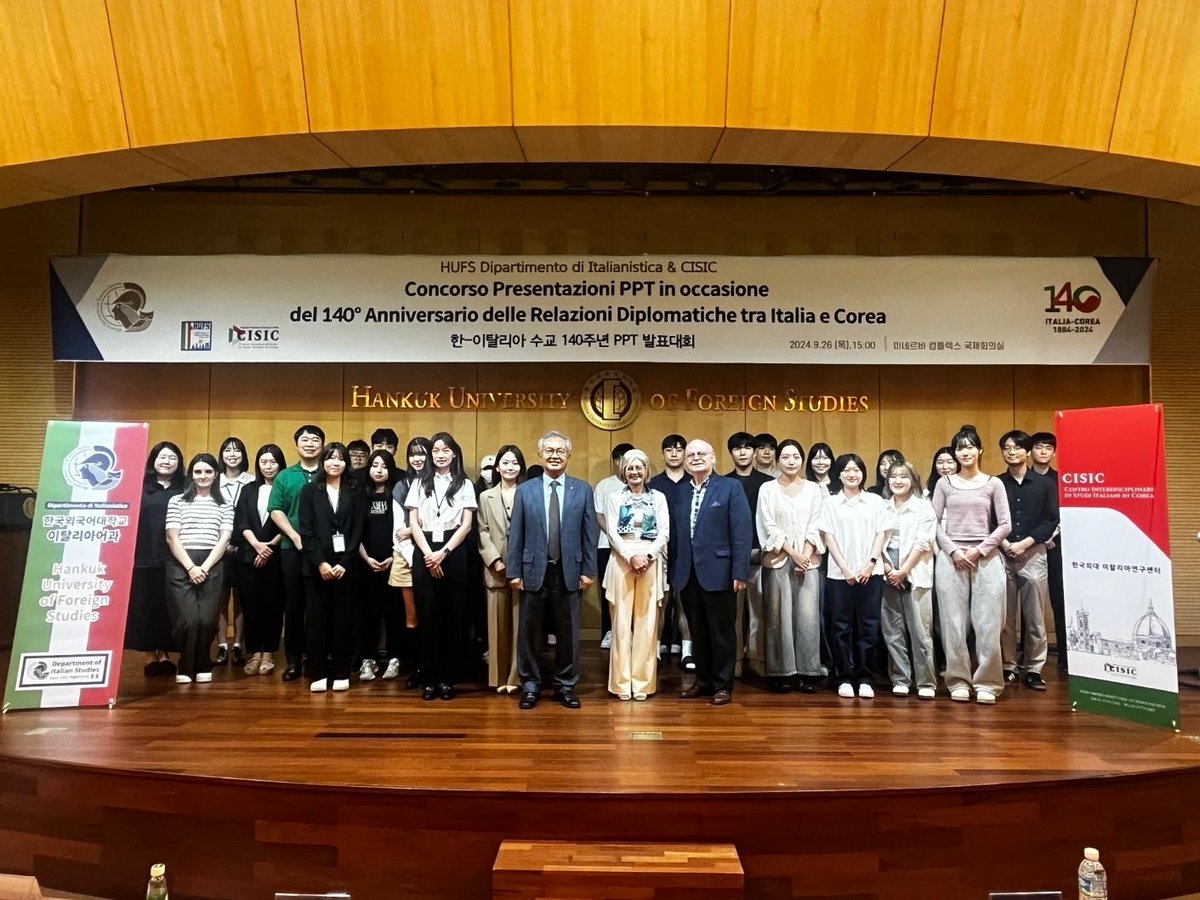 ItalyinKorea's tweet photo. 🎓 L'Ambasciatrice Emilia Gatto incontra gli studenti di lingua italiana all'Università di Hankuk !
#ItaliaCorea #LinguaItaliana #CulturaItaliana #Interculturalità #DiplomaziaCulturale #AmbasciataItaliana #HankukUniversity https://t.co/MRjjiMOAGP