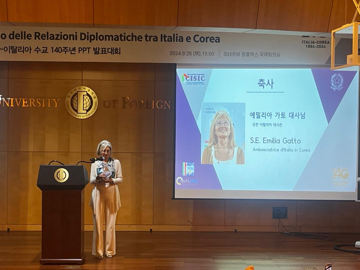 ItalyinKorea's tweet photo. 🎓 L'Ambasciatrice Emilia Gatto incontra gli studenti di lingua italiana all'Università di Hankuk !
#ItaliaCorea #LinguaItaliana #CulturaItaliana #Interculturalità #DiplomaziaCulturale #AmbasciataItaliana #HankukUniversity https://t.co/MRjjiMOAGP