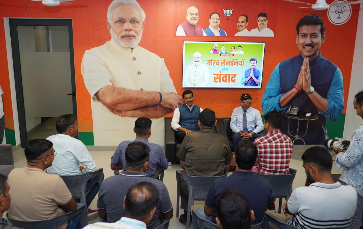 Narendra4UEI's tweet photo. यह है सैनिक कल्याण मंत्री कर्नल राज्यवर्धन सिंह राठौड़ जिन पर हमे गर्व है जो पहले सेना में रहकर देश सेवा की और अब एक जनप्रतिनिधि के रूप में जनता और सैनिकों के सेवा के लिए सदैव तैयार रहते हैं 
पूर्व सैनिकों के मुद्दों पर आपके द्वारा बैठकर परिचर्चा करने पर आप का आभार@Ra_THORe https://t.co/UfePBw35IG