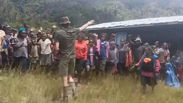 Phillip Mark Mehrtens lambaikan tangan perpisahan kepada warga lokal