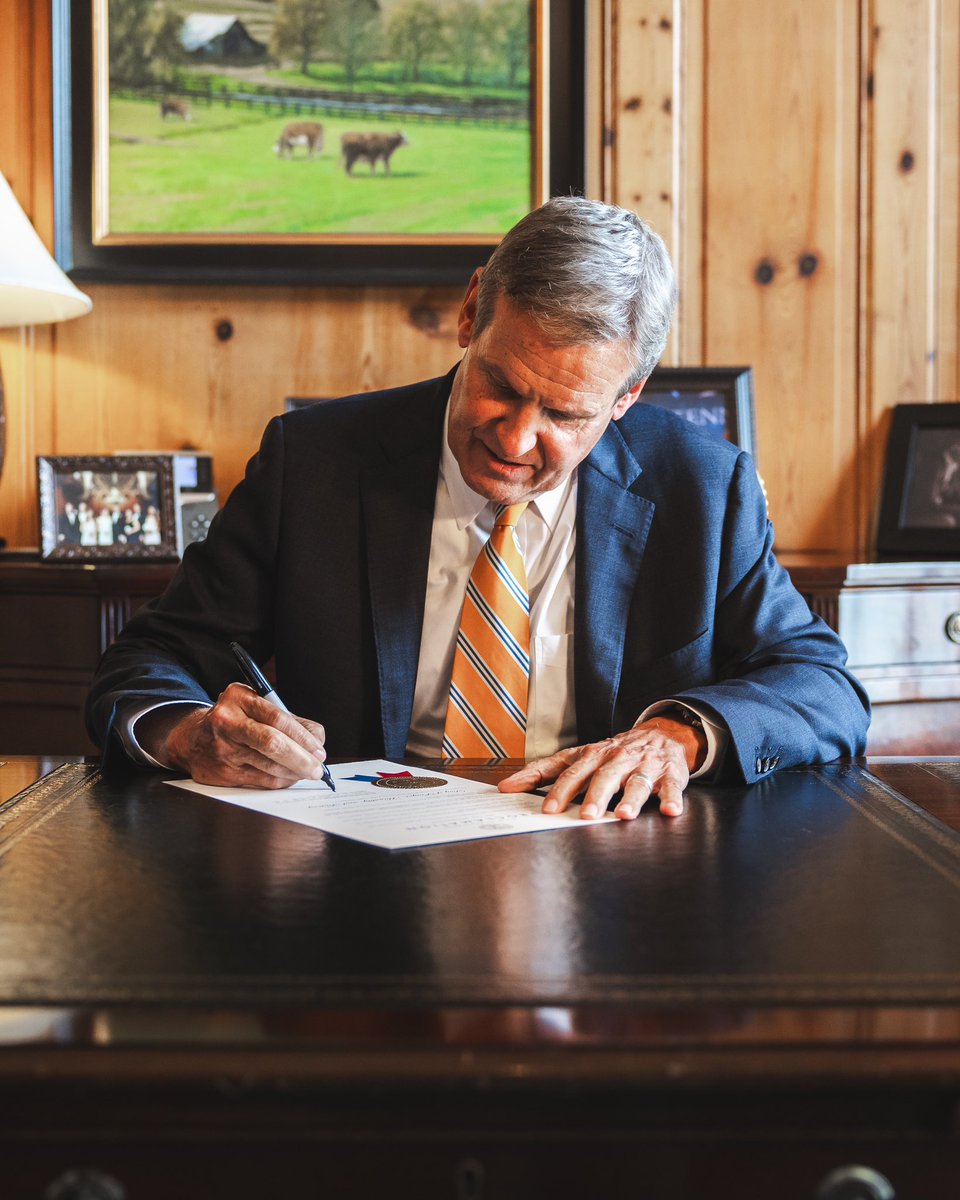 GovBillLee's tweet image. I’m proud to proclaim today, September 27, as a voluntary Day of Prayer &amp;amp; Fasting across the Volunteer State.

Maria &amp;amp; I invite all Tennesseans to join us as we humble ourselves before the Lord, seek His wisdom, &amp;amp; ask for continued grace &amp;amp; favor over TN &amp;amp; her people.