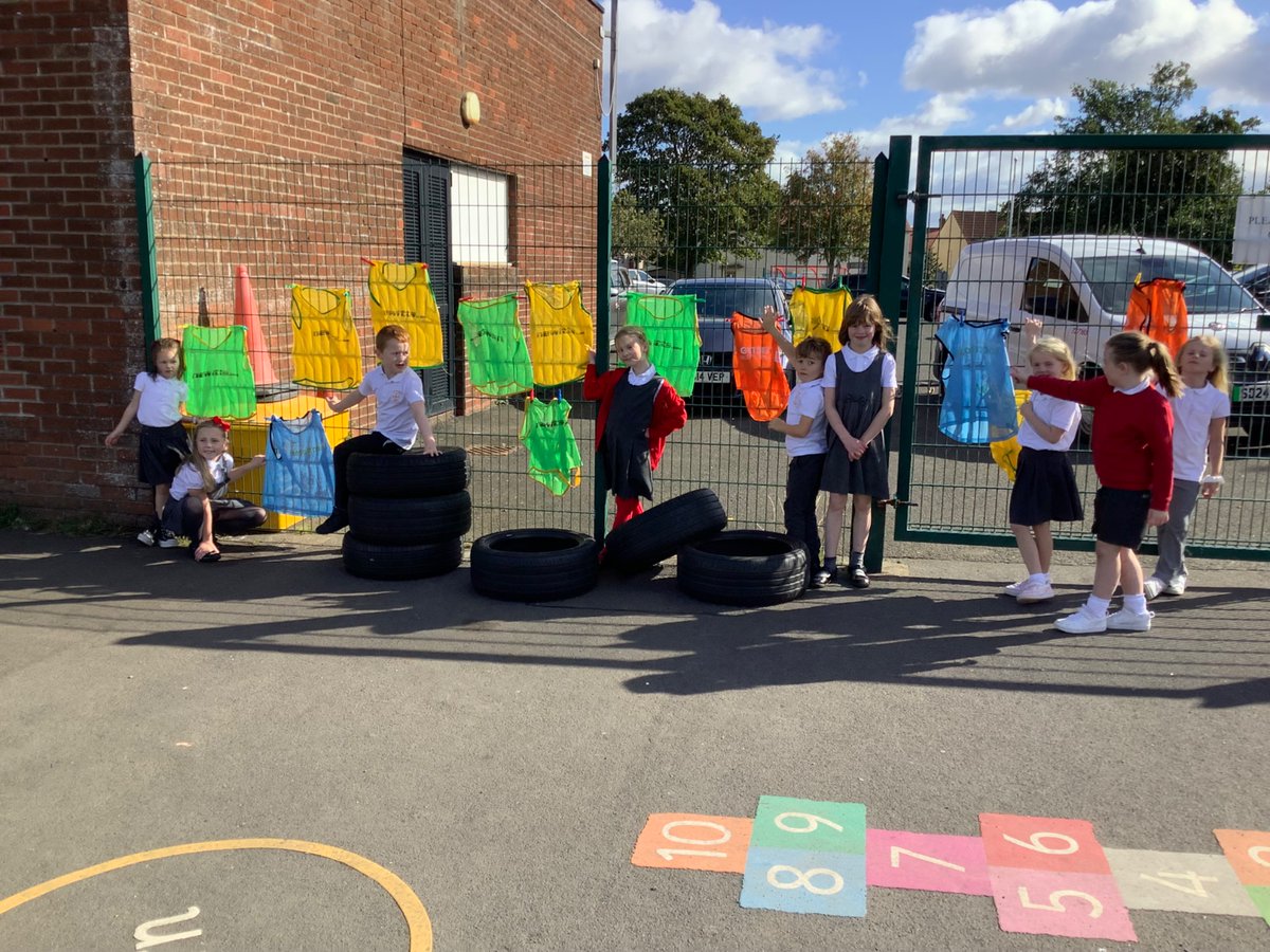 SaintAnthonysPS's tweet photo. P3 hanging out the washing #LifeSkills #GoodDryingDay #SportBibs @AliAllan_PLL @StMattPE https://t.co/4qpqCLTkgb
