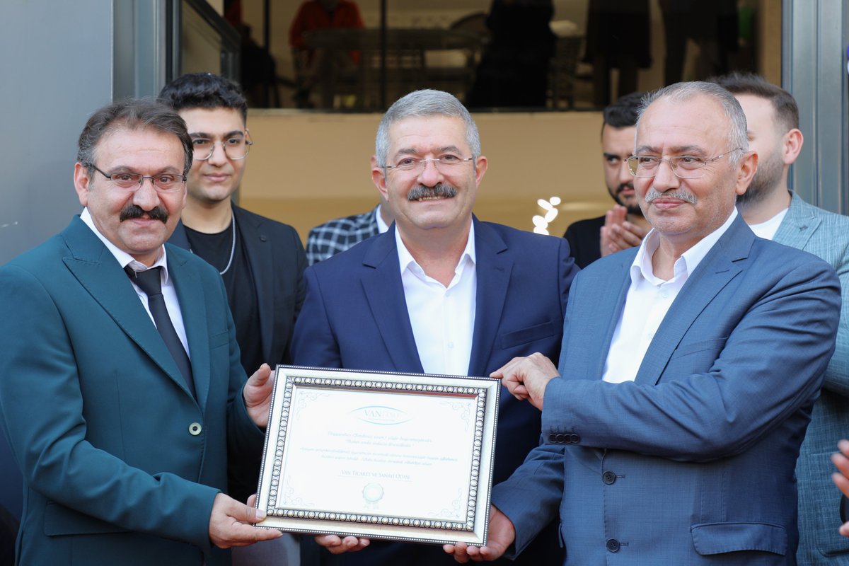 Yönetim Kurulumuz, Meclis Üyelerimiz, Komite Başkanımız, Disiplin Kurulu Üyemiz ile Türkiye Kırmızı Et Üreticileri Birliği Yönetim Kurulu Üyesi ve Van İl Başkanı Sn. Sabri Yılmaz; Odamız Üyesi Sn. Saim Sökmen ve Sn. Selahattin Sökmen'e ait Santos Mobilya Mağazası'nın açılış