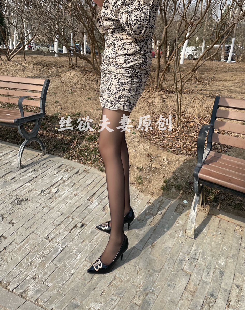穿着超短连衣裙在公园每走一步都是春光乍现！每次回头都能看到尾随和偷窥的男人，就不能有个大胆一点的来搭讪吗！ https://t.co/mI9GT4bVf5