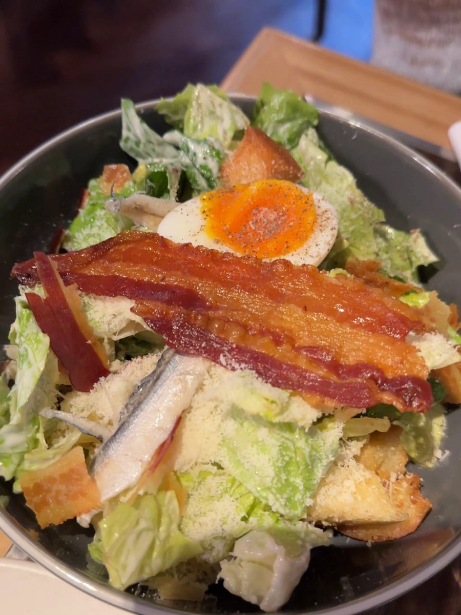 Treat yourself and your friends to something delicious on Friday. 🥩Beef Wellington 🥗Caesar salad 🍟Fish and chips 🍮Dessert 📍heddon street kitchen London