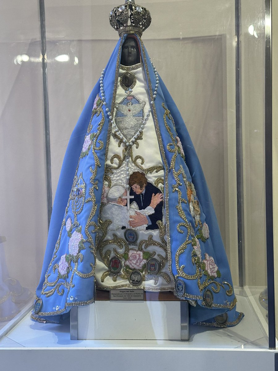 Imagen de la Virgen del Valle colocada en la capilla de la Casa Rosada con un manto bastante particular. Habrá misa del obispo castrense.