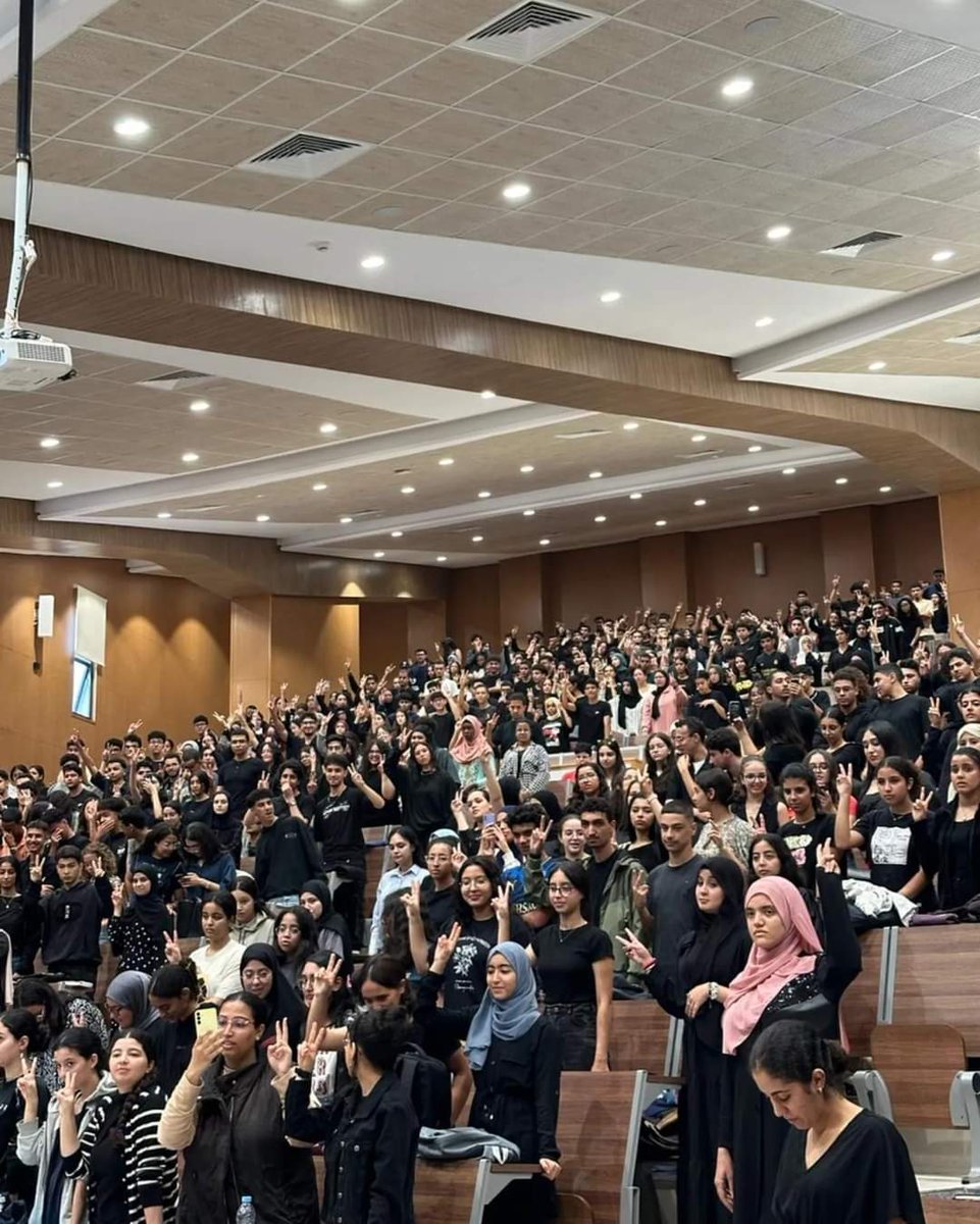 babaomaar's tweet photo. Cette image..

Les nouveaux étudiants de la faculté de médecine portent le noir en solidarité avec leurs collègues.

3am jdid badi bl k7el, wilkoume au plus beau pays du monde 🫶🏻. https://t.co/xgCrxEKCQC
