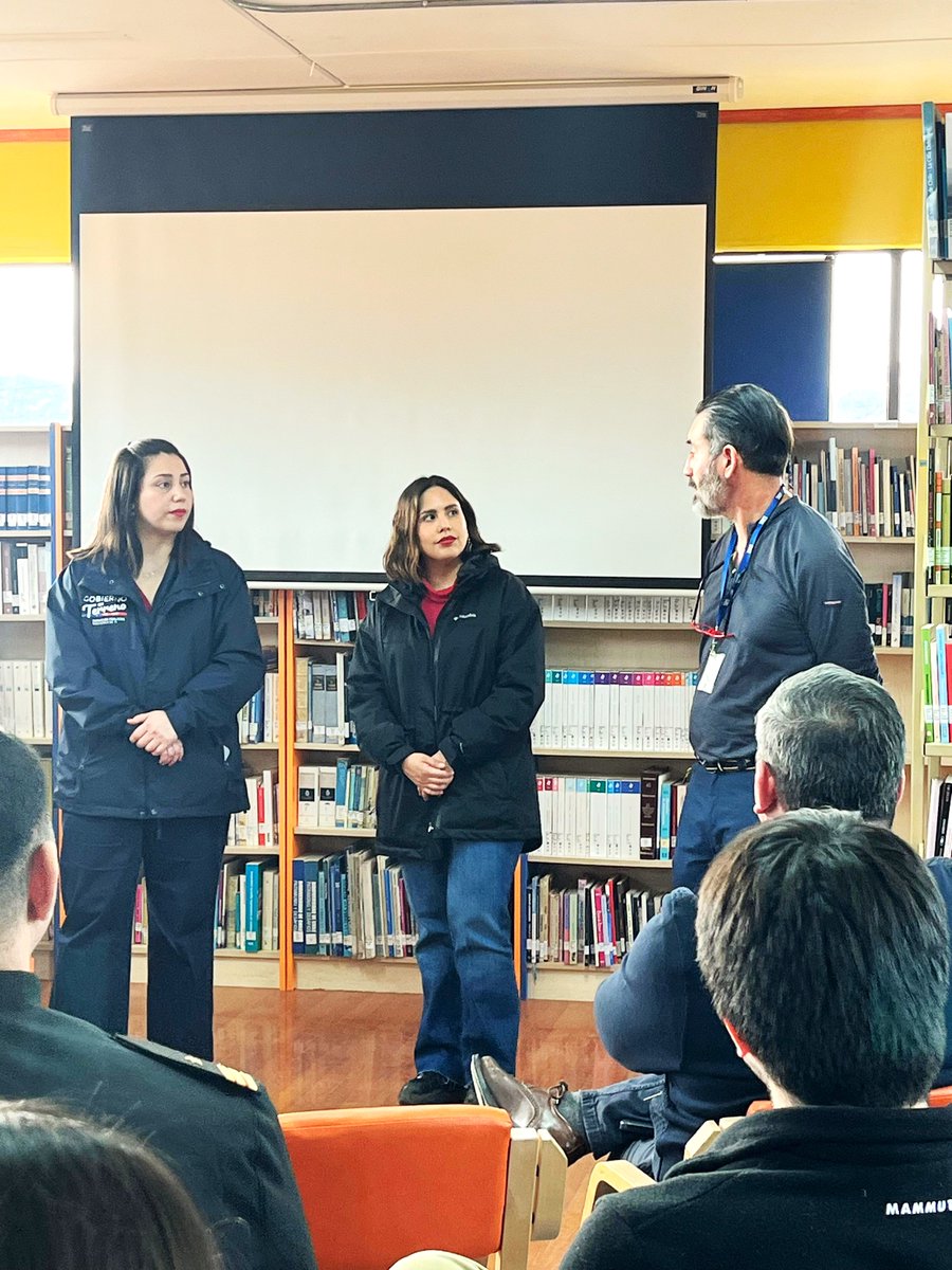 MinjudhMagallan's tweet photo. De visita en #PuertoWilliams, Seremi @michellepeutat participa junto a Delegada Presidencial Antártica, Constanza Calisto, de reunión intersectorial a cargo de @SmlChile para coordinar traslado de fallecidos ocurridos en esa provincia, para viabilizar un protocolo en esa materia. https://t.co/dWgMpGgzEM