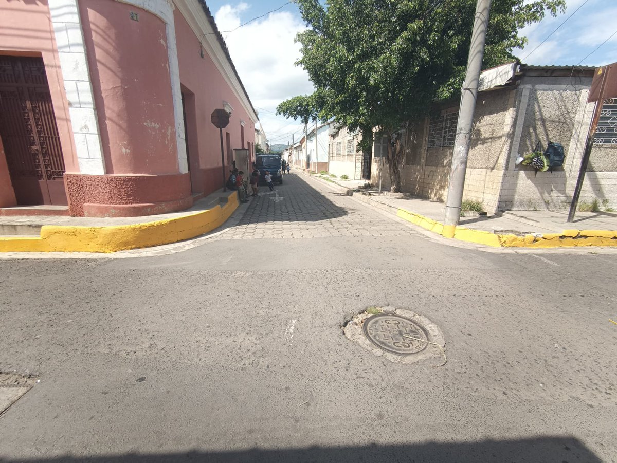 JorgeCastro_SAO's tweet photo. Chulada ... Comenzamos a ser una ciudad más ordenada y limpia.

Gracias a la población de SAO por apoyar al ordenamiento de la ciudad y liberar calles y aceras.

Seguimos en 2 Distritos haciéndolo, al terminar en estos continuaremos con otros 2 y después los otros 2 finales.

Siendo más que sincero, la población ha colaborado amablemente y le agradezco todo el apoyo y sobre todo la conciencia para querer resolver el problema.

En estos momentos estamos ordenando Chalchuapa y Ciudad Real.
