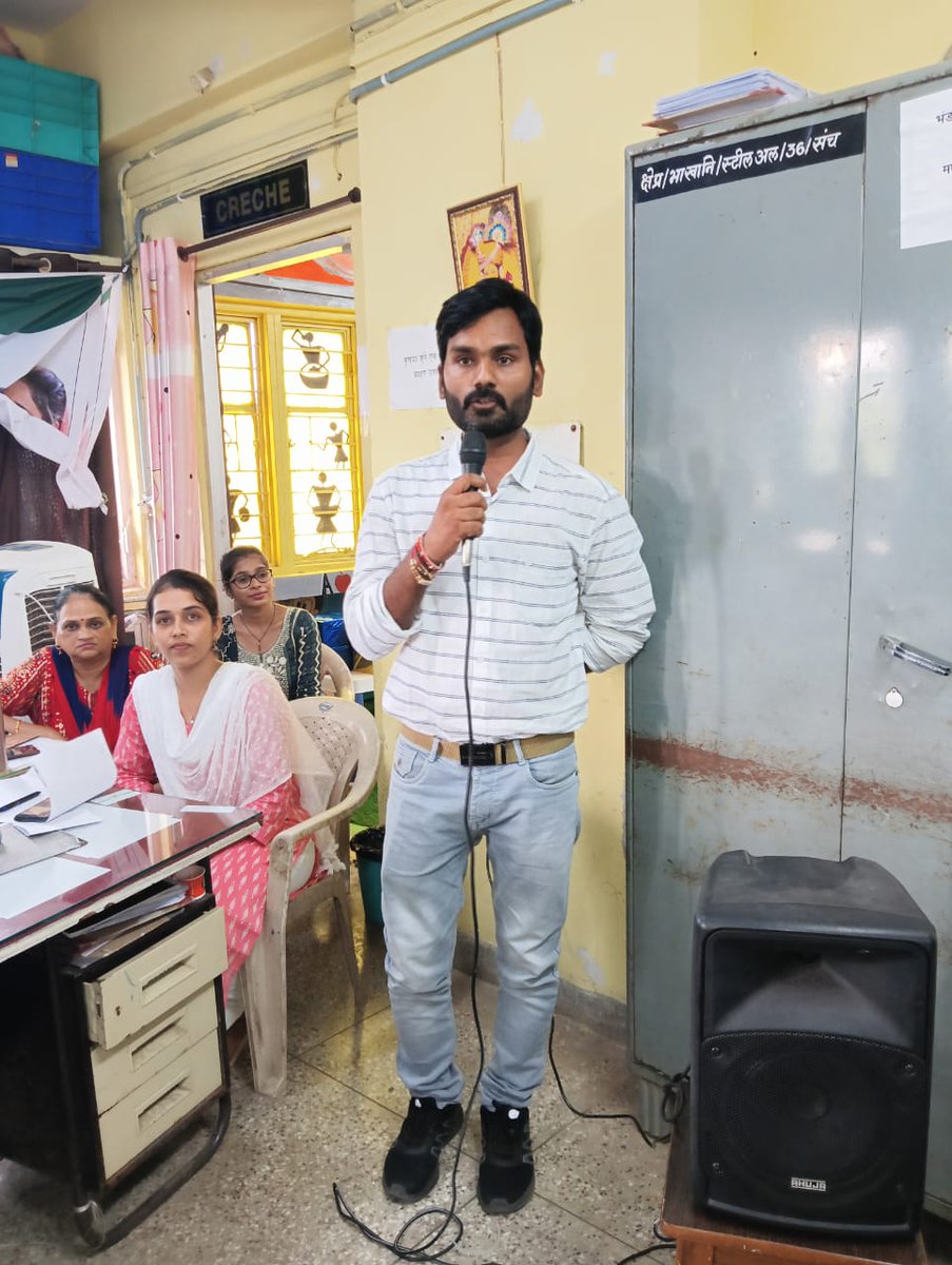 आज दिनांक 27.09.24 को मं. का.,भोपाल में आदरणीय मंडल प्रबंधक एवं प्रबंधक(हिंदी) की अध्यक्षता में "हिंदी पखवाड़ा 2024" के तहत "कविता प्रतियोगिता"का आयोजन किया गया। इस दौरान सभी सम्मानित अधिकारियों व कर्मचारियों की उत्साहपूर्वक प्रतिभागिता के साथ कार्यक्रम संपन्न किया गया।