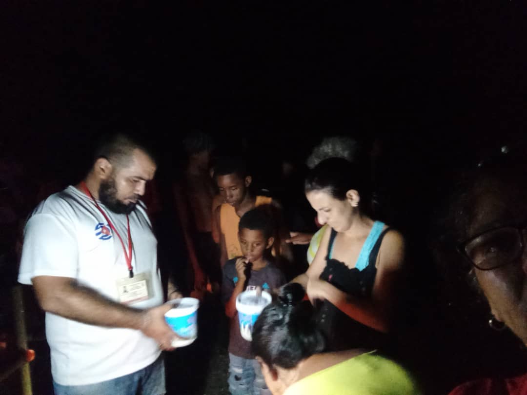 Se ha trabajado intensamente en #LaLisa desde anoche y durante parte de la madrugada para restablecer el fluido eléctrico en zonas afectadas.
Se atendió con alimentos a personas en comunidades de tránsito y en situación de vulnerabilidad.
#EstaEsLaRevolución  
#LaHabanaViveEnMí