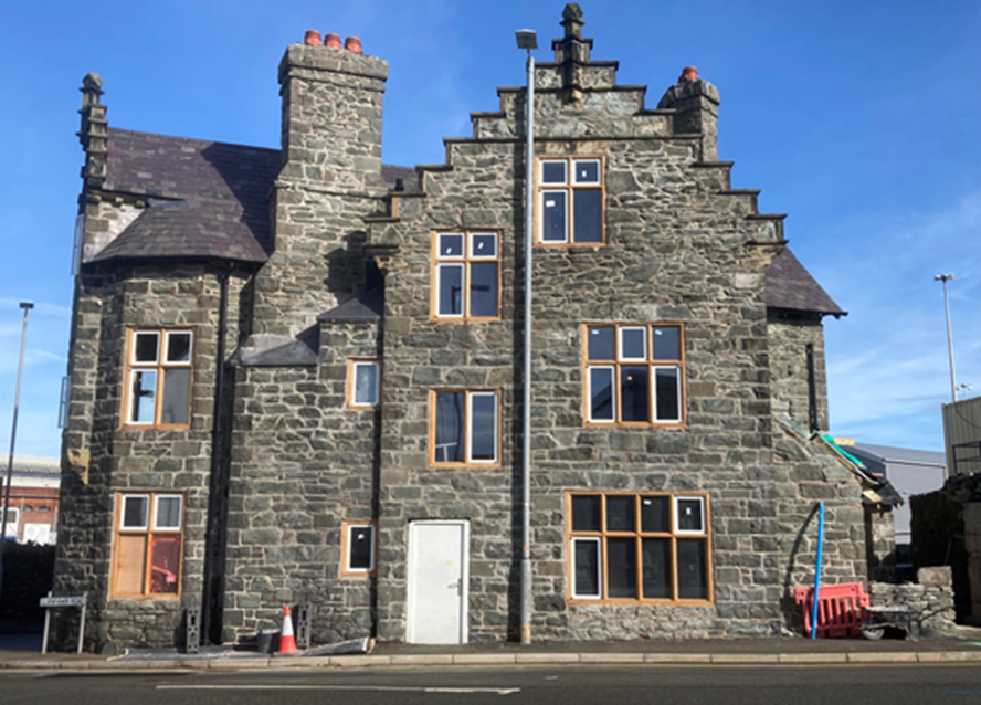 Fel rhan o ddigwyddiad #drysauagored Cadw, bydd diwrnod agored ym Mhlas Alltran, Caergybi ar y 30 Medi 2024 rhwng 10yb a 2yp.
Mae Drysau Agored yn ddathliad blynyddol o bensaernïaeth a threftadaeth Cymru.  Mae'r cynllun yn annog y cyhoedd i cael mynediad i dreftadaeth. <a href="/cyngormon/">Cyngor Sir Ynys Môn</a>