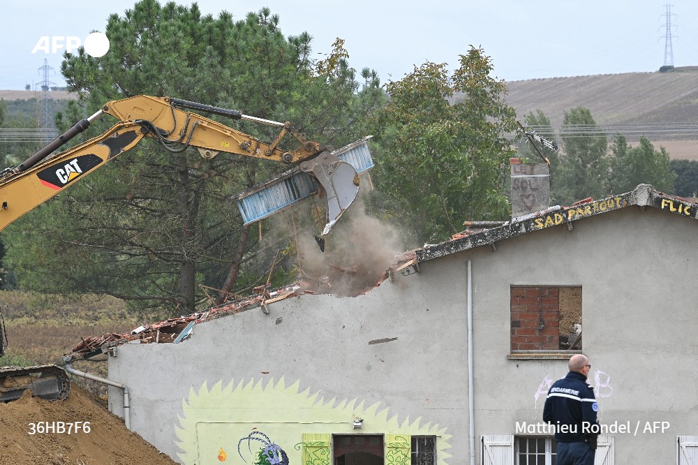 afpfr's tweet photo. La maison de la dernière "Zone à défendre" (ZAD) sur le tracé de l'A69 est en cours de démolition, après l'évacuation de deux opposants par les gendarmes, qui interviennent aussi dans les arbres où sont encore perchés cinq militants, ont constaté des journalistes de l'#AFP https://t.co/u7HBVrDMd3