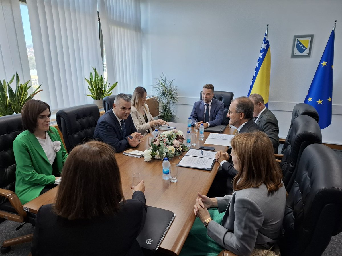 BunozaDavor's tweet photo. Šef Delegacije Europske unije u Bosni i Hercegovini i specijalni predstavnik Europske unije u #BiH veleposlanik @LSorecaEU danas na sastanku u #MPBiH.
Zajedničko opredjeljenje za ubrzavanje EU puta BiH! Imamo punu podršku u ispunjavanju zadataka te reformskih procesa koji stoje pred Ministarstvom pravde a predstavljaju ključ napretka 🇧🇦. #EU #Reforme @eubih