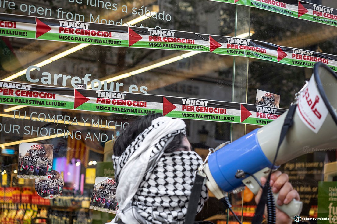 Fotomovimiento's tweet photo. Piquet aquest matí davant el Carrefour de Les Rambles per assenyalar la seva complicitat amb Israel durant la jornada de vaga general per #Palestina
#27S #VagaPerPalest1na #SomInt1fada https://t.co/UaU9LHgQpD
