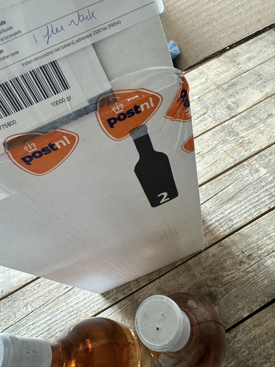 Mogie75NL's tweet photo. Maakt niet uit hoe goed je dingen verpakt aanlevert. Bij @PostNL krijgen ze het toch wel voor elkaar om het kapot te krijgen… en weer extra kosten maken en een klant die wacht op zijn product #dienstverlening #waardeloos https://t.co/BfqyHnNr1L