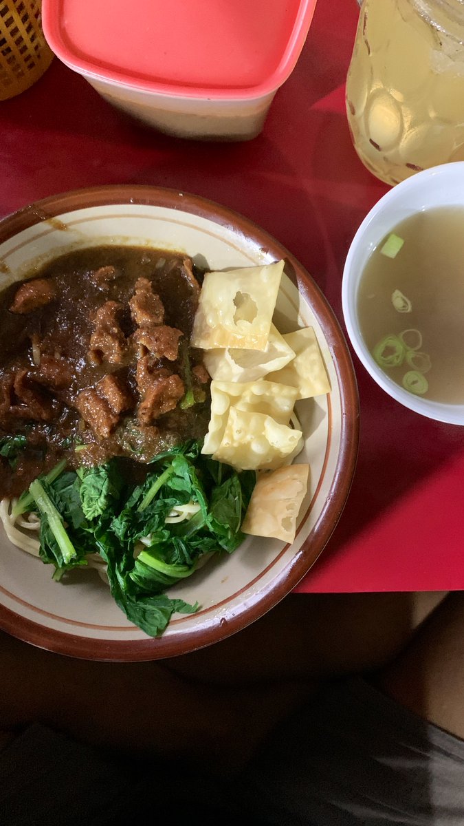 yudhanger's tweet photo. UTAS KUMPULAN BOCORAN MENU KATERING SURGA🍜🍝

-Mie Ayam!🤍✨- https://t.co/Rpt42LFwIs