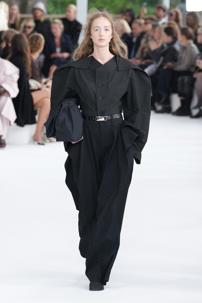 pinkmochhi's tweet photo. Issey miyake ss25 a lovely fusion of architectural draping with sheer and monochromatic elegance. https://t.co/WrZmXWcdFK