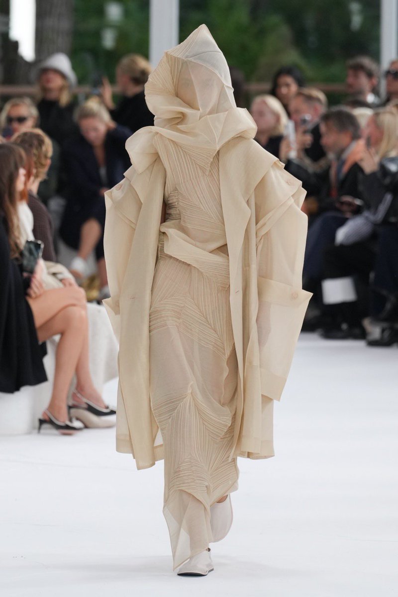pinkmochhi's tweet photo. Issey miyake ss25 a lovely fusion of architectural draping with sheer and monochromatic elegance. https://t.co/WrZmXWcdFK